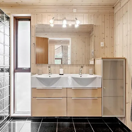 Vakantiehuis 3 Bedroom Beautiful In *